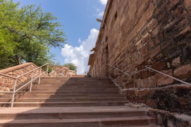 Jodhpur, Rajasthan, Hindistan - 25 Eylül 2021: Mehrangarh Kalesi 'nin gündüz manzaralı mimari manzarası. Jodhpur 'da bir UNESCO Dünya Mirası sahası.