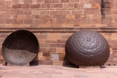 Jodhpur, Rajasthan, Hindistan - 25 Eylül 2021: Mehrangarh Kalesi 'nin gündüz manzaralı mimari manzarası. Jodhpur 'da bir UNESCO Dünya Mirası sahası.