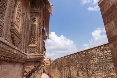 Jodhpur, Rajasthan, Hindistan - 25 Eylül 2021: Mehrangarh Kalesi 'nin gündüz manzaralı mimari manzarası. Jodhpur 'da bir UNESCO Dünya Mirası sahası.