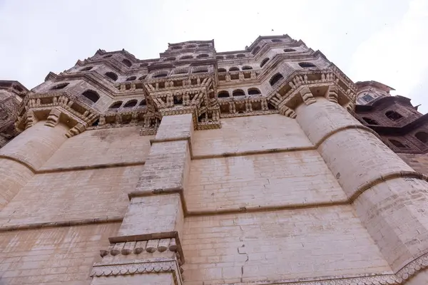 Jodhpur, Rajasthan, Hindistan - 25 Eylül 2021: Mehrangarh Kalesi 'nin gündüz manzaralı mimari manzarası. Jodhpur 'da bir UNESCO Dünya Mirası sahası.