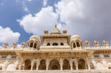 Jodhpur, Rajasthan, Hindistan - 25 Eylül 2021: Jaswant Thada Cenotaph 'ın mimari görüşü 1899 yılında Jodhpur' da inşa edilen beyaz mermerden yapıldı.