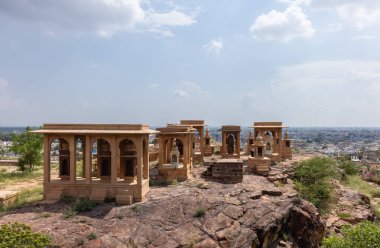 Jodhpur, Rajasthan, Hindistan - 25 Eylül 2021: Mehrangarh Kalesi 'nin mimari manzarası. Jodhpur 'da bir UNESCO Dünya Mirası sahası. Kaleye seçici odaklanma.