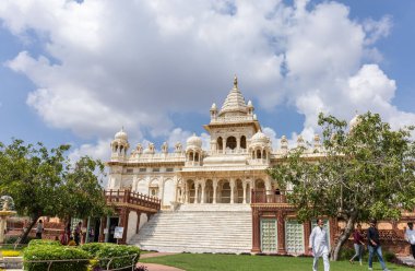Jodhpur, Rajasthan, Hindistan - 25 Eylül 2021: Jaswant Thada Cenotaph 'ın mimari görüşü 1899 yılında Jodhpur' da inşa edilen beyaz mermerden yapıldı.