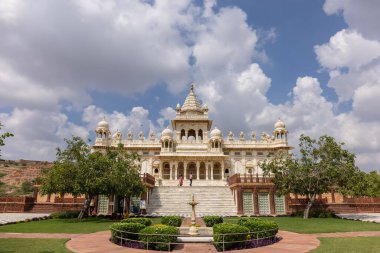 Jodhpur, Rajasthan, Hindistan - 25 Eylül 2021: Jaswant Thada Cenotaph 'ın mimari görüşü 1899 yılında Jodhpur' da inşa edilen beyaz mermerden yapıldı.