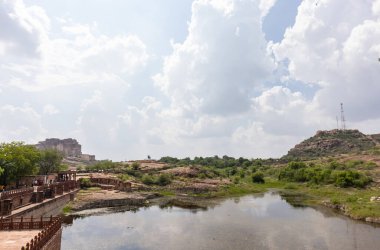 Jodhpur, Rajasthan, Hindistan - 25 Eylül 2021: Jaswant Thada Cenotaph 'ın mimari görüşü 1899 yılında Jodhpur' da inşa edilen beyaz mermerden yapıldı.