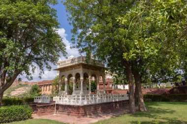 Jodhpur, Rajasthan, Hindistan - 25 Eylül 2021: Jaswant Thada Cenotaph 'ın mimari görüşü 1899 yılında Jodhpur' da inşa edilen beyaz mermerden yapıldı.