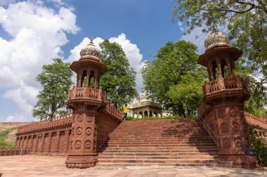 Jodhpur, Rajasthan, Hindistan - 25 Eylül 2021: Jaswant Thada Cenotaph 'ın mimari görüşü 1899 yılında Jodhpur' da inşa edilen beyaz mermerden yapıldı.