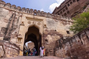 Jodhpur, Rajasthan, Hindistan - 25 Eylül 2021: Jodhpur şehir manzaralı Mehrangarh Kalesi mimari görünümü. Jodhpur 'da bir UNESCO Dünya Mirası sahası.