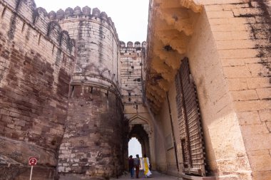 Jodhpur, Rajasthan, Hindistan - 25 Eylül 2021: Mehrangarh Kalesi 'nin mimari manzarası. Jodhpur 'da bir UNESCO Dünya Mirası sahası. Kaleye seçici odaklanma.