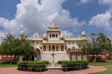 Jodhpur, Rajasthan, Hindistan - 25 Eylül 2021: Jaswant Thada Cenotaph 'ın mimari görüşü 1899 yılında Jodhpur' da inşa edilen beyaz mermerden yapıldı.
