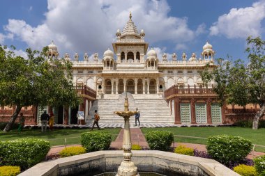 Jodhpur, Rajasthan, Hindistan - 25 Eylül 2021: Jaswant Thada Cenotaph 'ın mimari görüşü 1899 yılında Jodhpur' da inşa edilen beyaz mermerden yapıldı.