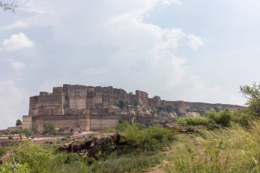 Jodhpur, Rajasthan, Hindistan - 25 Eylül 2021: Mehrangarh Kalesi 'nin mimari manzarası. Jodhpur 'da bir UNESCO Dünya Mirası sahası. Kaleye seçici odaklanma.