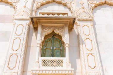 Jodhpur, Rajasthan, Hindistan - 25 Eylül 2021: Jaswant Thada Cenotaph 'ın mimari görüşü 1899 yılında Jodhpur' da inşa edilen beyaz mermerden yapıldı.