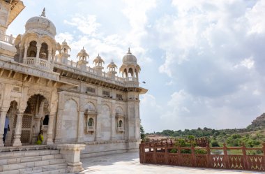 Jodhpur, Rajasthan, Hindistan - 25 Eylül 2021: Jaswant Thada Cenotaph 'ın mimari görüşü 1899 yılında Jodhpur' da inşa edilen beyaz mermerden yapıldı.