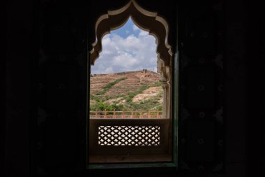 Jodhpur, Rajasthan, Hindistan - 25 Eylül 2021: Jaswant Thada Cenotaph 'ın mimari görüşü 1899 yılında Jodhpur' da inşa edilen beyaz mermerden yapıldı.