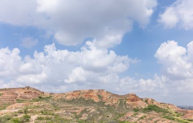 Dağları olan güzel bir manzara.