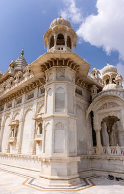 Jodhpur, Rajasthan, Hindistan - 25 Eylül 2021: Jaswant Thada Cenotaph 'ın mimari görüşü 1899 yılında Jodhpur' da inşa edilen beyaz mermerden yapıldı.
