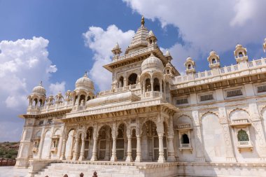 Jodhpur, Rajasthan, Hindistan - 25 Eylül 2021: Jaswant Thada Cenotaph 'ın mimari görüşü 1899 yılında Jodhpur' da inşa edilen beyaz mermerden yapıldı.