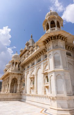 Jodhpur, Rajasthan, Hindistan - 25 Eylül 2021: Jaswant Thada Cenotaph 'ın mimari görüşü 1899 yılında Jodhpur' da inşa edilen beyaz mermerden yapıldı.