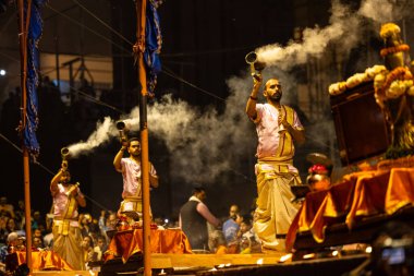 Varanasi, Uttar Pradesh, Hindistan - 03 Mart 2023 Akşamüstü Ganj Nehri