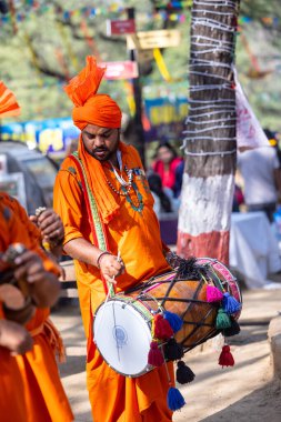 Faridabad, Haryana, Hindistan - 4 Şubat 2023: Turistleri eğlendirmek için surajkund el sanatları fuarı sırasında Haryana 'nın erkek sanatçısı portresi.