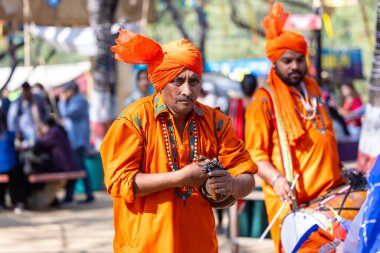 Faridabad, Haryana, Hindistan - 4 Şubat 2023: Turistleri eğlendirmek için surajkund el sanatları fuarı sırasında Haryana 'nın erkek sanatçılarının portresi.