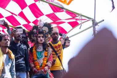 Varanasi, Uttar Pradesh, Hindistan - Mart 04: 2023: Masan Holi, Varanasi 'deki manikarnika ghat' taki masaan holi kutlamaları sırasında yüzünü boyayan bir erkek sanatçının portresi.