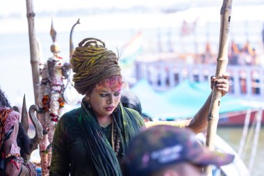 Varanasi, Uttar Pradesh, Hindistan - Mart 04: 2023: Renkli transgender portresi Manukarnika ghat festivalinde kutlanıyor