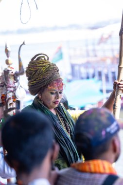 Varanasi, Uttar Pradesh, Hindistan - Mart 04: 2023: Renkli transgender portresi Manukarnika ghat festivalinde kutlanıyor