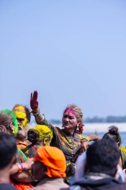 Varanasi, Uttar Pradesh, Hindistan - 04 Mart 2023: Masan Holi, renkli yüzlü transseksüellerin portresi Manukarnika ghat festivalinde Holi 'yi kutladı.