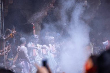 Varanasi, Uttar Pradesh, Hindistan - Mart 04: 2023: Masan Holi, Mankarnika ghat festivalini ayinlerle kutlayan kimliği belirsiz bir grup insan. Manikarnika ghat bir yakma noktasıdır