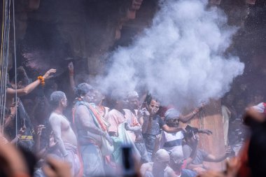 Varanasi, Uttar Pradesh, Hindistan - Mart 04: 2023: Masan Holi, Mankarnika ghat festivalini ayinlerle kutlayan kimliği belirsiz bir grup insan. Manikarnika ghat bir yakma noktasıdır