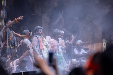 Varanasi, Uttar Pradesh, Hindistan - Mart 04: 2023: Masan Holi, Mankarnika ghat festivalini ayinlerle kutlayan kimliği belirsiz bir grup insan. Manikarnika ghat bir yakma noktasıdır