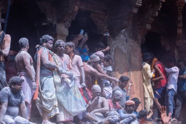 Varanasi, Uttar Pradesh, Hindistan - Mart 04: 2023: Masan Holi, Mankarnika ghat festivalini ayinlerle kutlayan kimliği belirsiz bir grup insan. Manikarnika ghat bir yakma noktasıdır