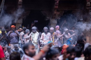 Varanasi, Uttar Pradesh, Hindistan - Mart 04: 2023: Masan Holi, Mankarnika ghat festivalini ayinlerle kutlayan kimliği belirsiz bir grup insan. Manikarnika ghat bir yakma noktasıdır