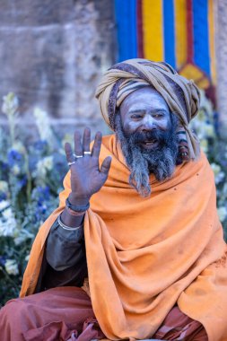 Kedarnath, Uttarakhand, Hindistan - 15 Ekim 2022: Baba Kedarnath tapınağının önünde geleneksel elbise ve küller içinde eski bir naga sadhu baba portresi.