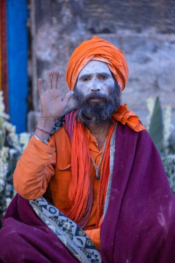 Kedarnath, Uttarakhand, Hindistan - 15 Ekim 2022: Baba Kedarnath tapınağının önünde geleneksel elbise ve küller içinde eski bir naga sadhu baba portresi.