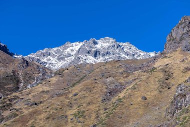 Himalaya, Himalaya dağının karla kaplı panoramik manzarası. Himalaya Dağı 'nın kışın Kedarnath Vadisi' ndeki manzarası