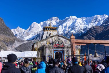 Kedarnath, Uttarakhand, Hindistan - 14 Ekim 2022: Baba kedarnath tapınağı arkada Himalaya dağları ile kaplı. Kedarnath Tapınağı, Tanrı Shiva Jyotirlinga 'nın kutsal yerlerinden biridir.