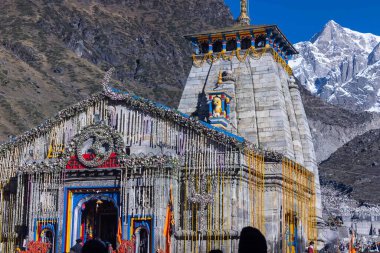 Kedarnath, Uttarakhand, Hindistan - 14 Ekim 2022: Baba kedarnath Tapınağı 'nın arka planında Himalaya dağları vardı. Kedarnath Tapınağı, Tanrı Shiva Jyotirlinga 'nın kutsal yerlerinden biridir.