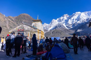 Kedarnath, Uttarakhand, Hindistan - 14 Ekim 2022: Baba kedarnath tapınağı arkada Himalaya dağları ile kaplı. Kedarnath Tapınağı, Tanrı Shiva Jyotirlinga 'nın kutsal yerlerinden biridir.