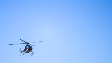 Kedarnath, Uttarakhand, Hindistan - 15 Ekim 2022: Kutsal Kedarnath Tapınağı 'ndaki Lord Shiv' e ibadet etmek için hacı taşıyan helikopter 