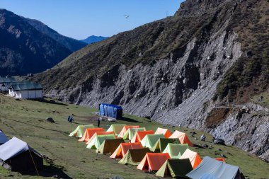 Kedarnath, Uttarakhand, Hindistan - 15 Ekim 2022: Dindarlar için Kedarnath Vadisi 'ndeki ana kamp. Babkedarnath 'a yapılan kutsal gezi sırasında kalmak üzere çadırlar kuruluyor.