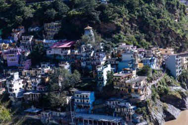 Devpray ag, Uttarakhand, Hindistan - 10 Ekim 2022: Nehrin kesişmesiyle harap olmuş dağ ve binaların manzarası