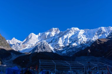 Kedarnath, Uttarakhand, Hindistan - 14 Ekim 2022: Baba kedarnath Tapınağı. Kedarnath Tapınağı, Tanrı Shiva Jyotirlinga 'nın kutsal yerlerinden biridir.