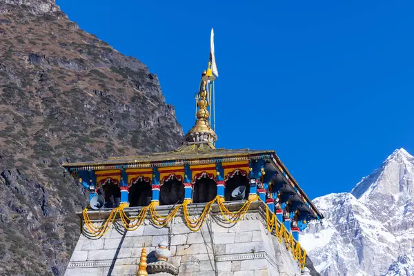 Kedarnath, Uttarakhand, Hindistan - 14 Ekim 2022: Baba kedarnath Tapınağı 'nın arka planında Himalaya dağları vardı. Kedarnath Tapınağı, Tanrı Shiva Jyotirlinga 'nın kutsal yerlerinden biridir.