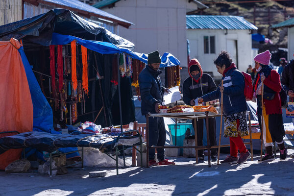 Кедарнат, Уттаракханд, Индия - 14 октября 2022: Baba kedarnath temple. Храм Кедарнатх является одним из господина Шива jyotirlinga и священное место