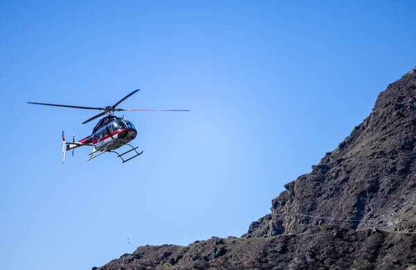 Кедарнатх, Уттаракханд, Индия - 15 октября 2022 года: Вертолет, несущий паломников для поклонения господину Шиву в святом храме Кедарнатха 