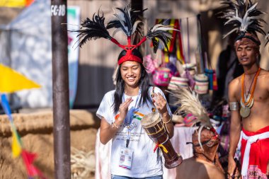 Faridabad, Haryana, Hindistan - Şubat 04 2023: Nagaland 'dan kadın sanatçı portresi Surajkund sanatları fuarında folk müzik aleti çalıyor