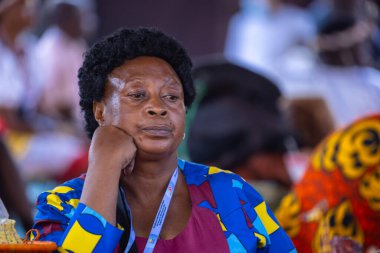 Faridabad, Haryana, Hindistan - Şubat 04 2023: Surajkund fuarına katılan yabancıların portresi ülke ürünlerini satmak için. İnsanlar Hindistan 'ın zengin kültürünün tadını çıkarmaya geliyorlar.